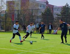 足球赛场上的烈火燃烧，风采飞扬