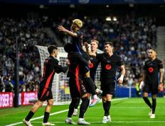 巴萨球队遭遇客场压力迎战强劲对手