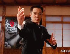 包含视野开阔球场争锋，团队合作默契十足的词条