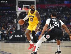 詹姆斯惊艳全场，爆发新星助攻爆棚，关键时刻神级表现逆转取胜！的简单介绍