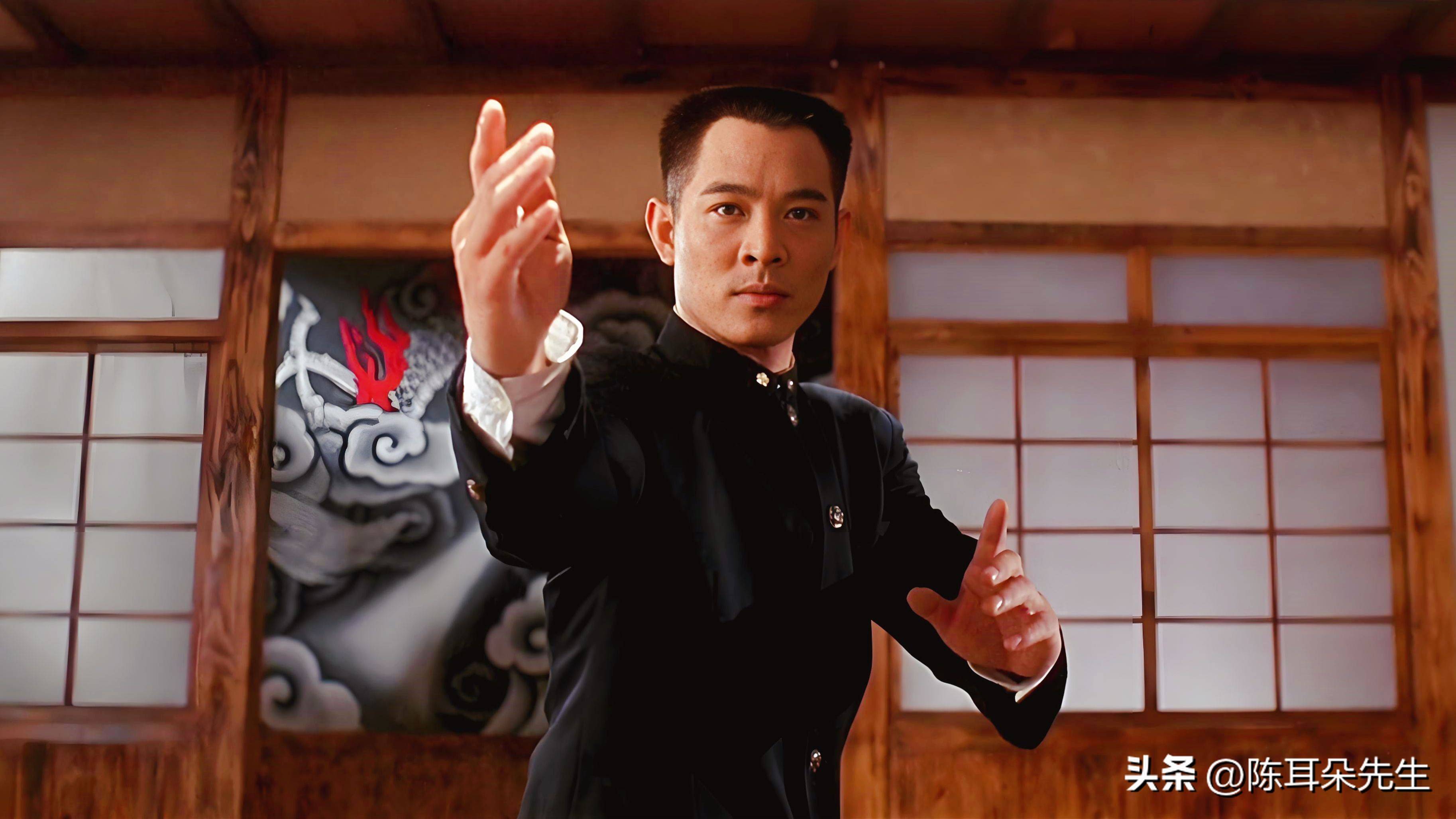 包含视野开阔球场争锋，团队合作默契十足的词条