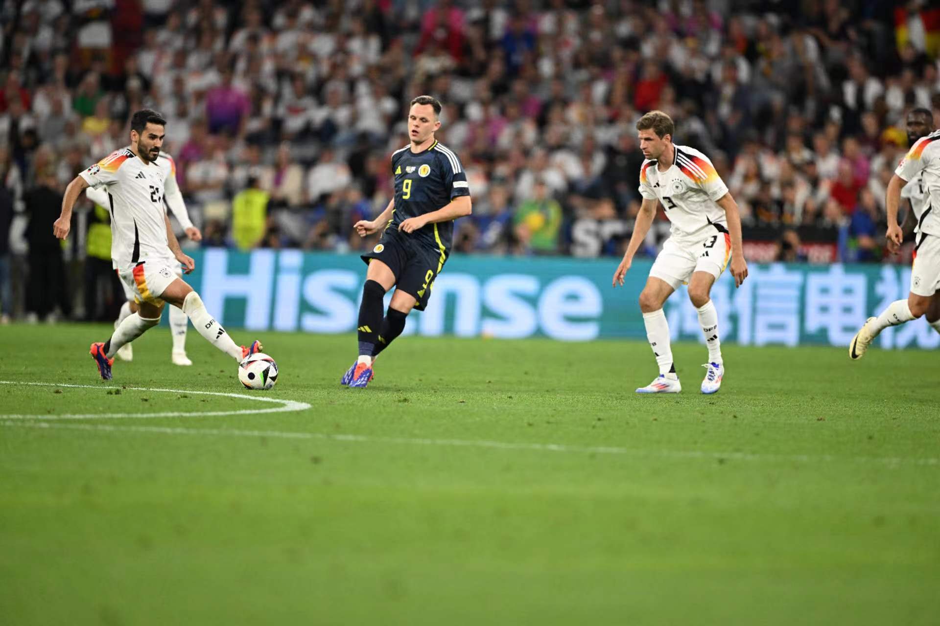 竞技赛事为球迷们呈现出一场场激烈的比拼