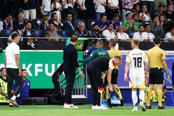 竞技赛事为球迷们呈现出一场场激烈的比拼