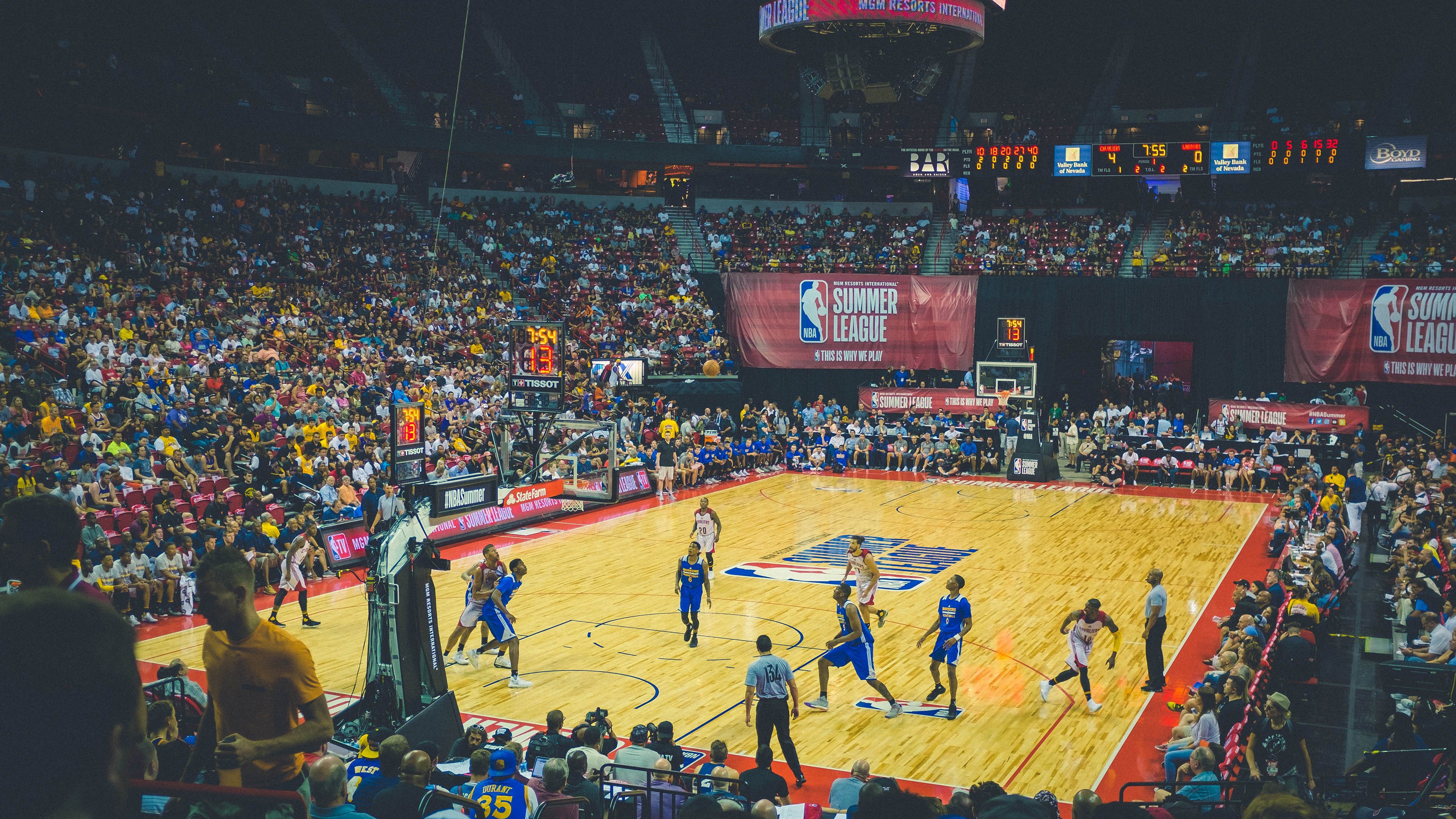 勇士观众热烈欢呼！，莱万多夫斯基迎来十二赛季出色发挥全场沸腾不已