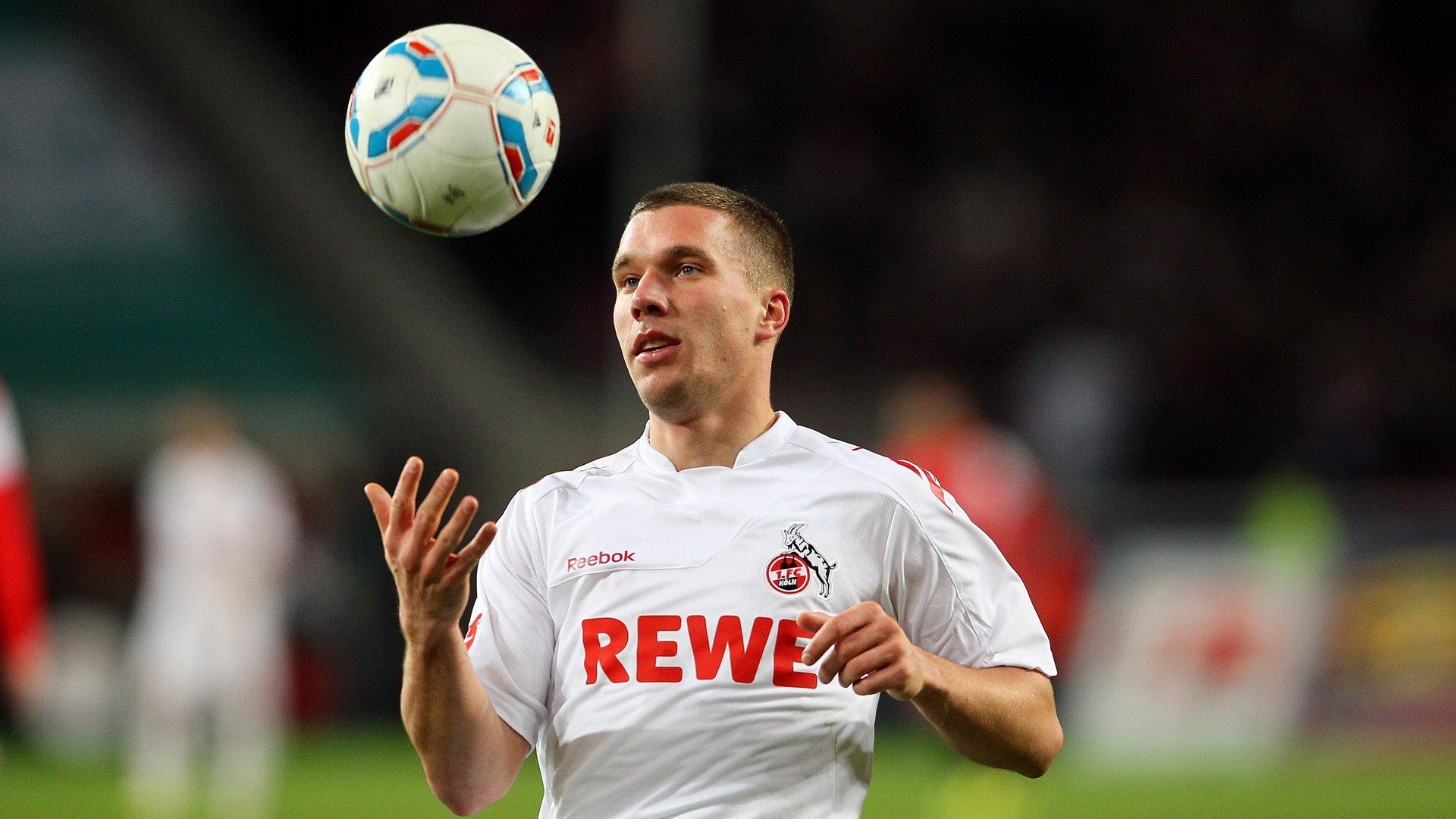 萨拉赫焦点对战，莱万多夫斯基与90激战MAD分钟，大比分获胜胜负难料！赛场气氛高涨的简单介绍