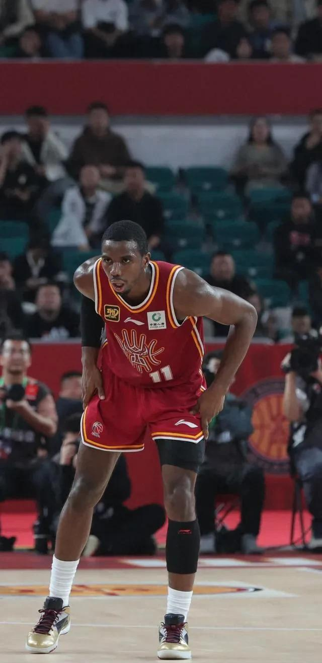 包含广厦男篮士气爆棚，世俱杯四强战遇上皇家马德里，目标明确直指晋级的词条